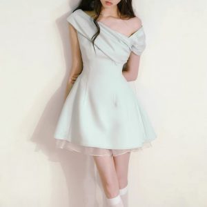 Mint green one-line side-shoulder dress for women in summer, niche design unique and beautiful waist-pinching skirt